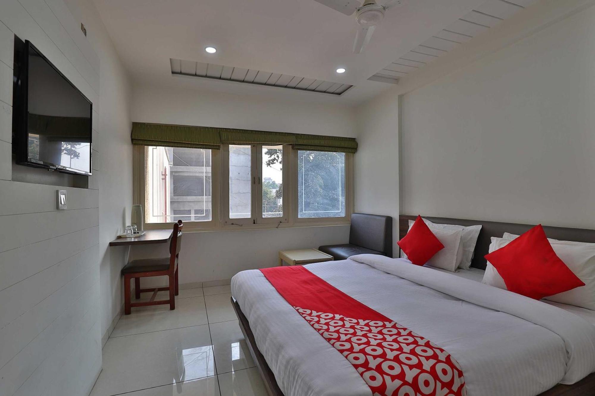 Collection O Hotel Panchsheel Vadodara Eksteriør billede